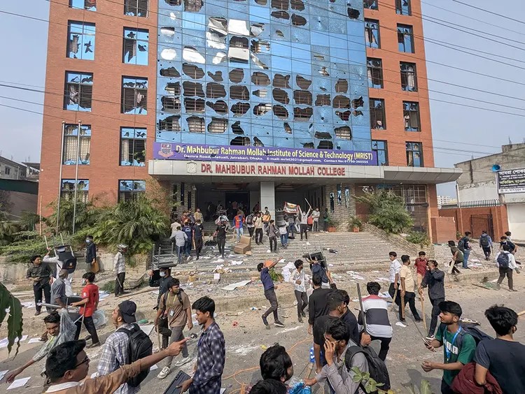 ছাত্রদের বেহুদা আবদারের কাছে সরকার মাথা নত করায় অস্থির শিক্ষাঙ্গন